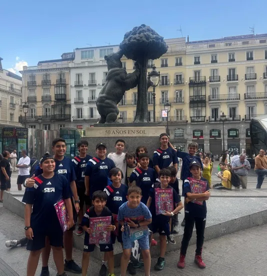 El grupo en la Puerta del Sol, en Madrid