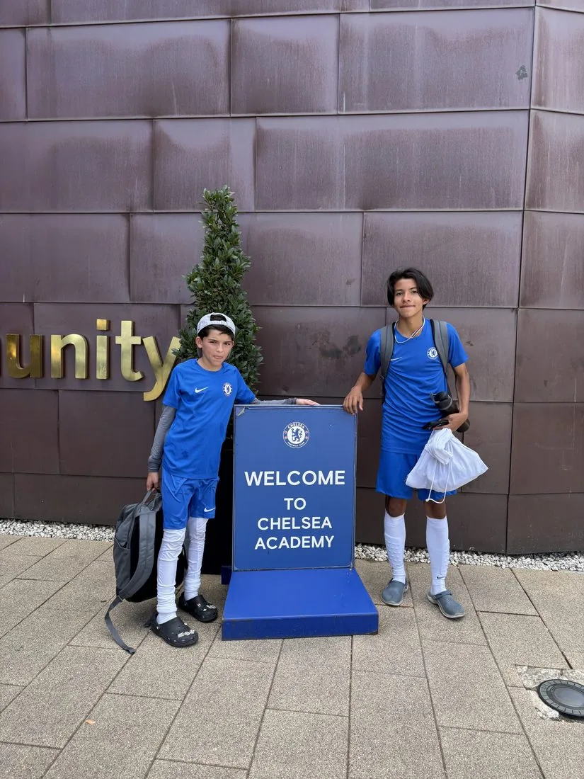 A la entrada de la Chelsea Academy