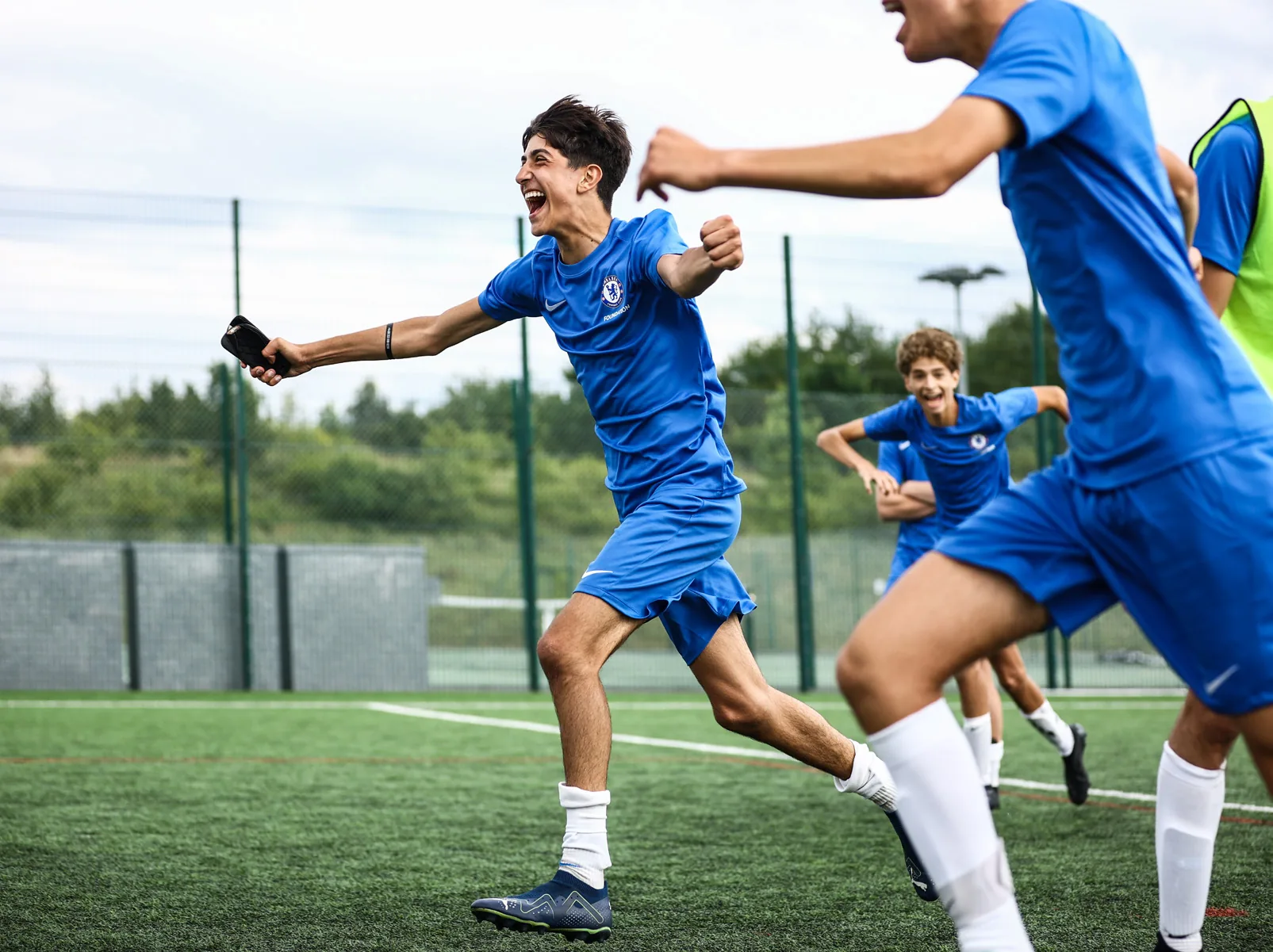 Celebrando un gol en un partido del campamento