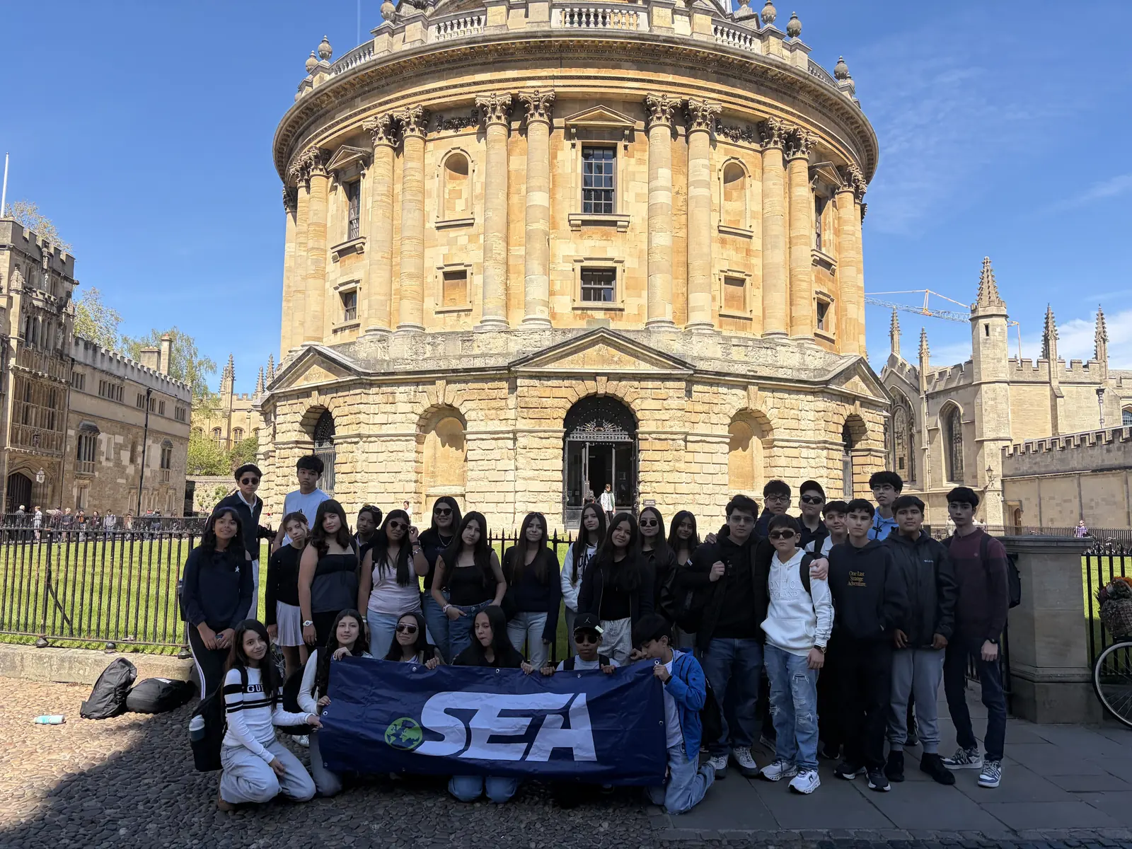 El grupo del viaje académico, ante la Radcliffe Camera de Oxford